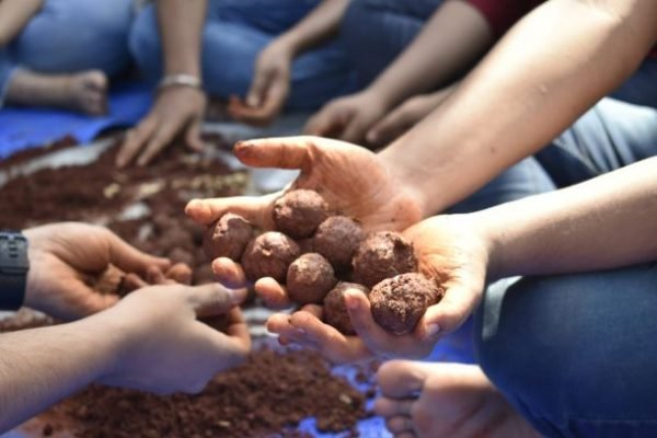 600 Bangaloreans Make 1 Lakh Seed Balls To Green Western Ghats